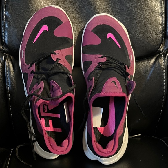 Nike Free Run Women's Black and Pink Athletic Shoes - Picture 5 of 5